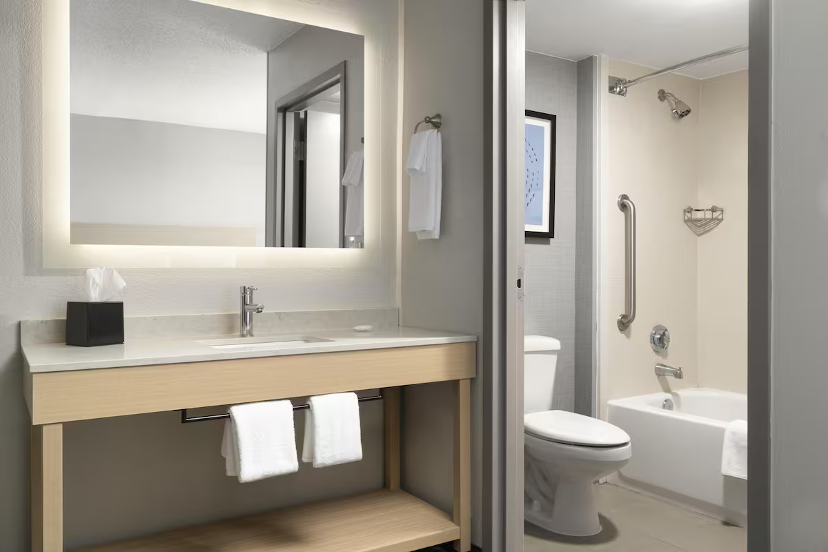 Combined shower_tub, designer toiletries, hair dryer, towels